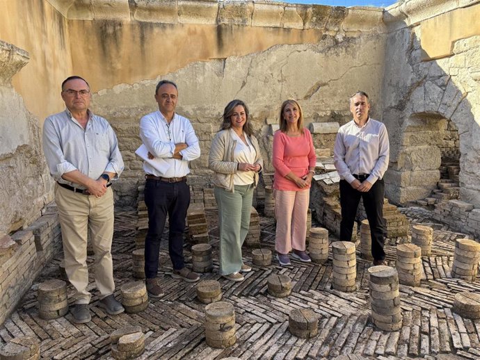 La alcaldesa de Baena, María Jesús Serrano, y la subdelegada del Gobierno en la provincia, Ana López, visitan las obras que se llevan a cabo en las termas de Torreparedones.