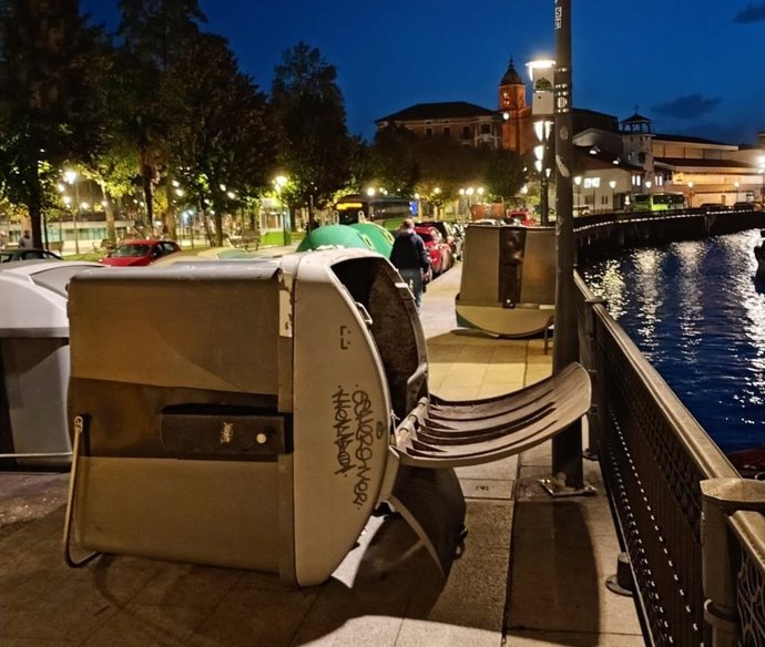 Contenedor volcado por el viento en el último temporal en Bizkaia.