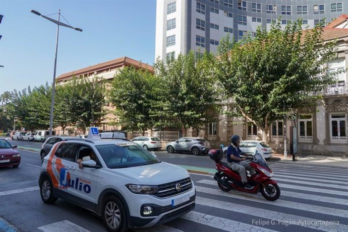 Archivo - Un coche de autoescuela por Cartagena