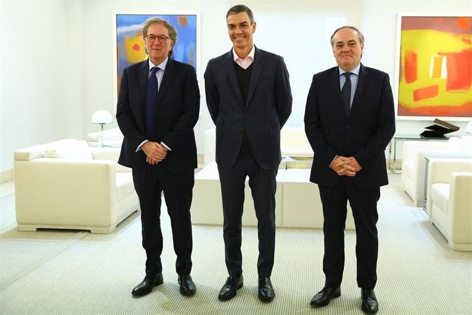 Archivo - De izquierda a derecha: el vicepresidente de Sapa Placencia, Ibon Aperribay, el presidente del Gobierno, Pedro Sánchez, y el consejero delegado de Sapa Placencia, Jokin Aperribay, a 3 de noviembre de 2025, en La Moncloa (Madrid, España).