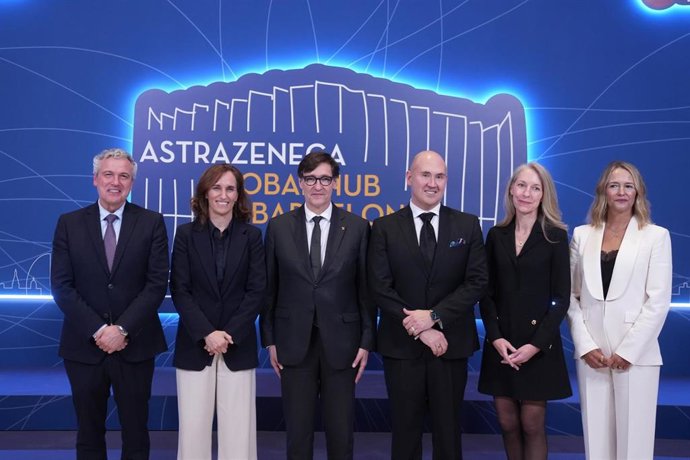 (I-D) El Executive Vice-President of AstraZeneca's BioPharmaceuticals Business Unit, Ruud Dobber; la ministra de Sanidad, Mónica García; el president de la Generalitat, Salvador Illa; el presidente de AstraZeneca España, Rick R.Suárez; la Executive Vice-P