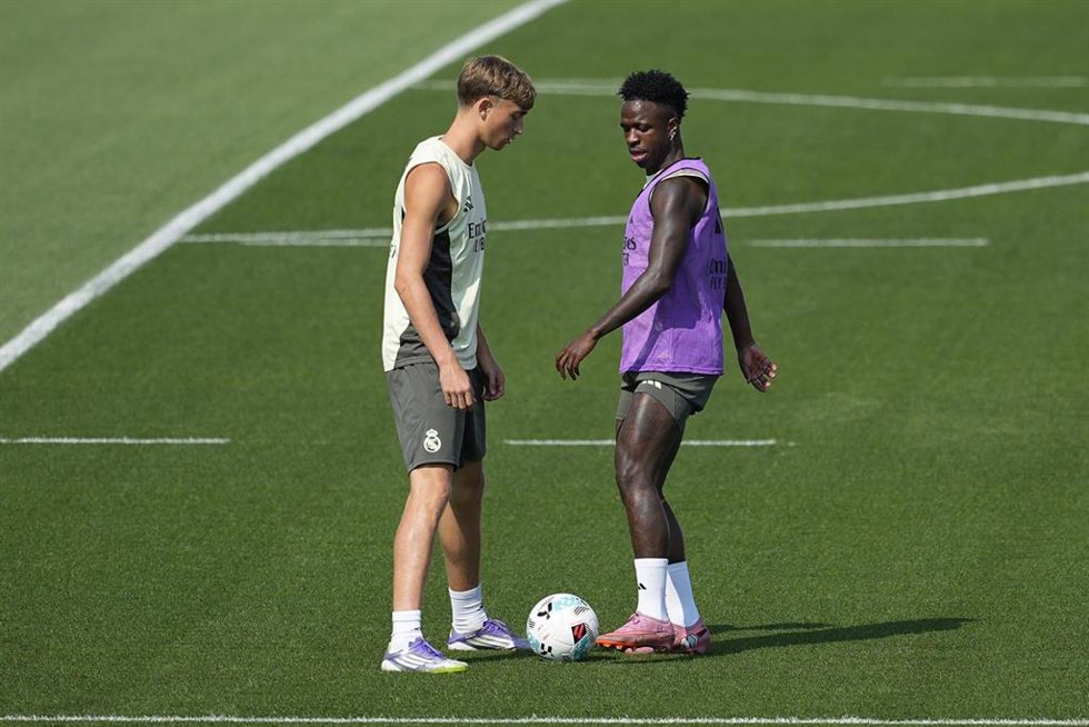 Archivo - Dean Huijsen y Vinicius Junior en un entrenamiento con el Real Madrid