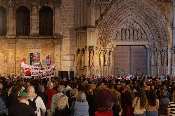 Concentración ciudadana en la plaza de la Virgen tras la dimisión de Carlos Mazón