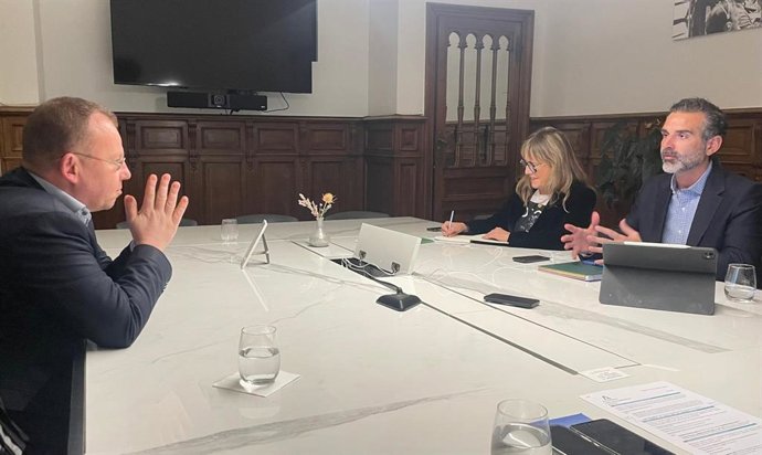 El consejero de Agricultura, Pesca, Agua y Desarrollo Rural, Ramón Fernández-Pacheco, durante su reunión con el director ejecutivo de Water Europe, Durk Krol.