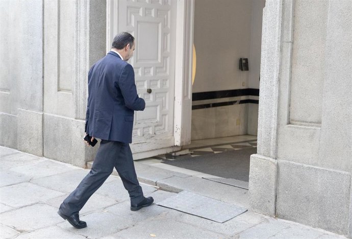 El exministro de Transporte José Luis Ábalos, a su llegada al Tribunal Supremo para declarar como investigado, a 15 de octubre de 2025, en Madrid (España).