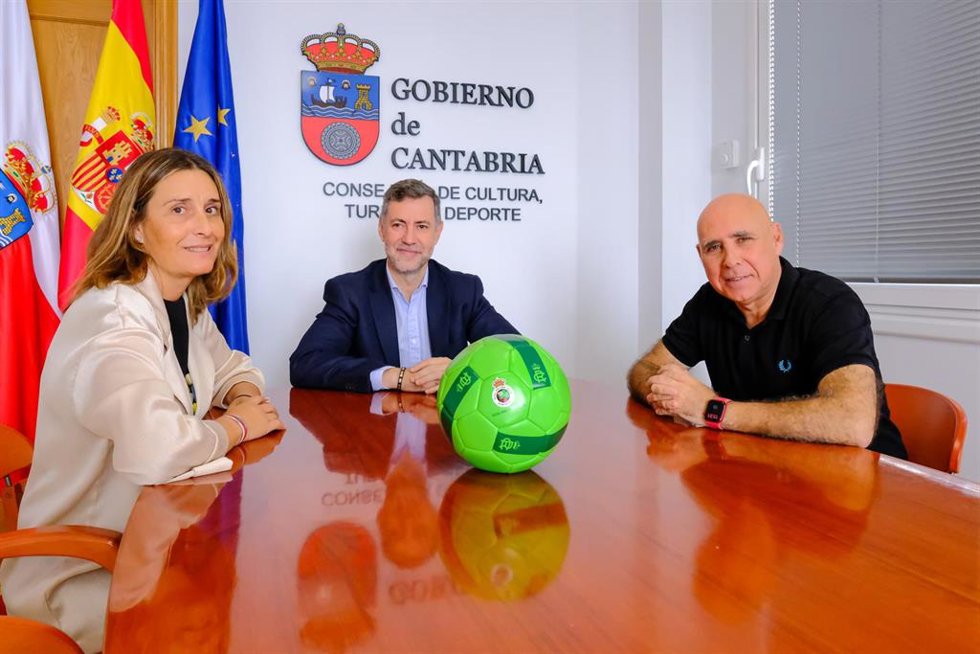 Archivo - El consejero de Cultura, Turismo y Deporte, Luis Martínez Abad, recibe al presidente del Real Racing Club, Manolo Higuera.