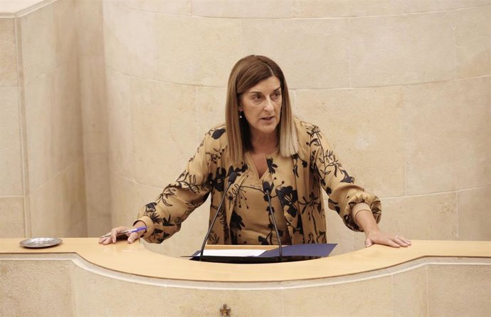 Archivo - La presidenta, María José Sáenz de Buruaga, en el Pleno del Parlamento