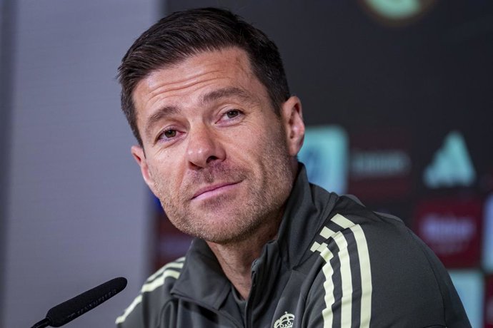 31 de outubro de 2025, Espanha, Valdebebas: O técnico do Real Madrid, Xabi Alonso, fala durante a coletiva de imprensa antes da partida da LaLiga EA Sports contra o Valencia CF. Foto: Alberto Gardin/ZUMA Press Wire/dpa