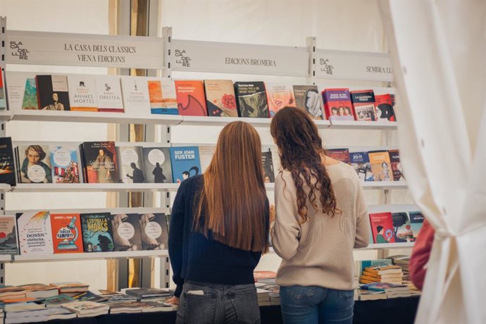 Asistentes a la Plaça del Llibre