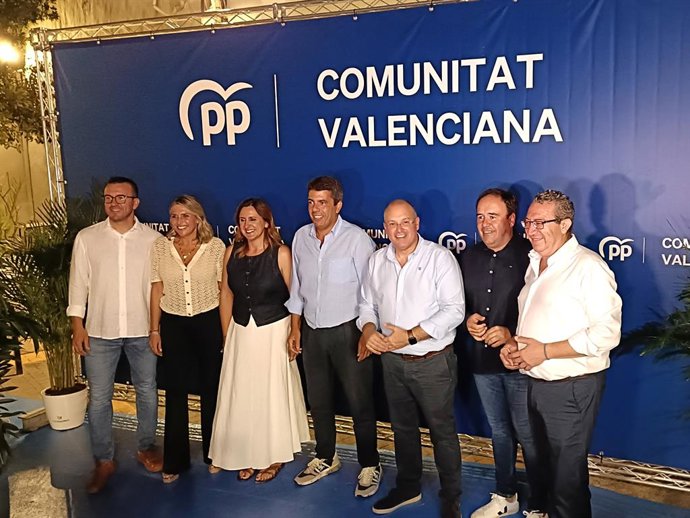 Archivo - Arquivo - Da esquerda para a direita, Vicent Mompó, Marta Barrachina, María José Catalá, Carlos Mazón, Miguel Tellado, Juanfran Pérez Llorca e Toni Pérez antes de participar do jantar de abertura do ano político do PPCV em Benidorm (Alicante).