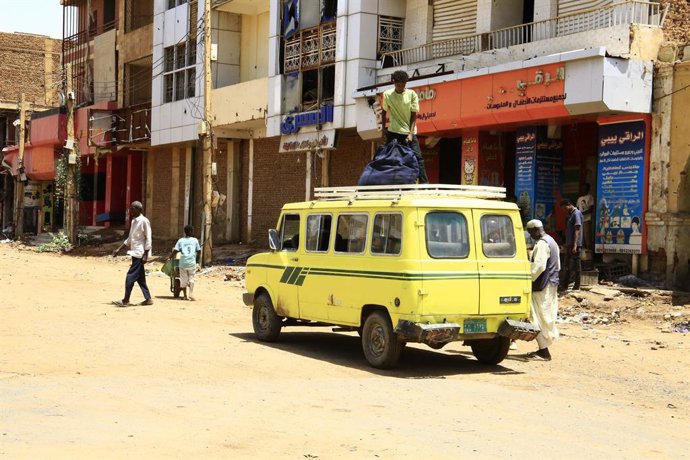 Archivo - OMDURMAN (SUDÃO), 4 de julho de 2025 -- Um veículo é visto perto de uma loja na cidade de Omdurman, ao norte de Cartum, Sudão, em 3 de julho de 2025. Após mais de dois anos de conflito devastador, a capital do Sudão, Cartum, está lentamente emer