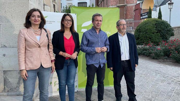 La diputada de Cultura y Deportes, África Colomo, junto al alcalde de Jaén, Julio Millán, en el primero de los recorridos teatralizados.