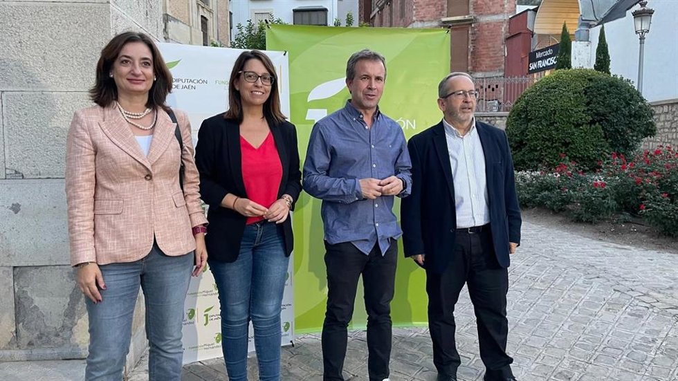 La diputada de Cultura y Deportes, África Colomo, junto al alcalde de Jaén, Julio Millán, en el primero de los recorridos teatralizados.
