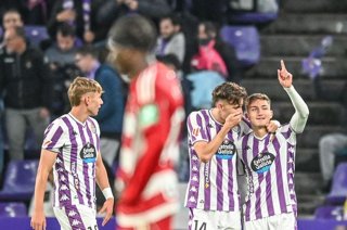 Jugadores del Valladolid celebran un gol en el partido contra el Granada en LaLiga Hypermotion