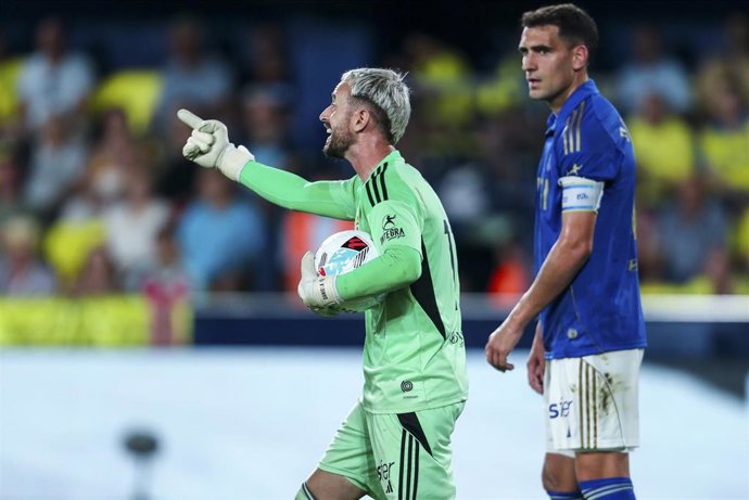 Archivo - El portero del Real Oviedo, Aarón Escandell, en un partido de LaLiga EA Sports.