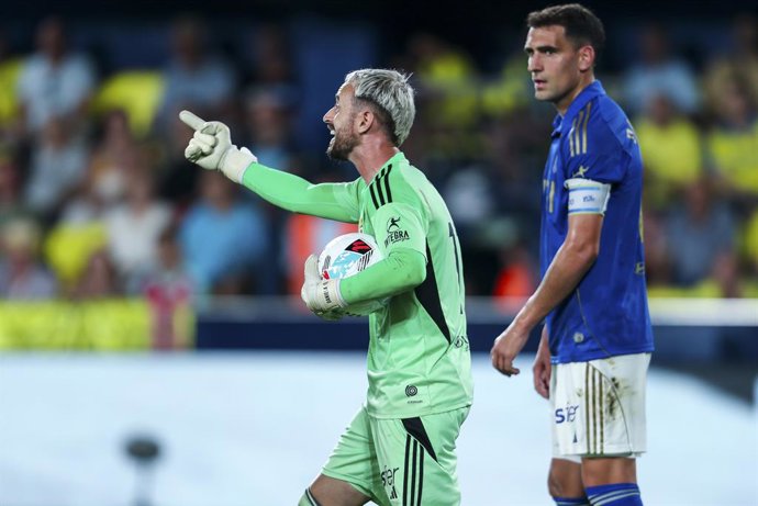 Archivo - Aaron Escandell, do Oviedo, em ação durante a partida de futebol do campeonato espanhol, LaLiga EA Sports, disputada entre Villarreal CF e Real Oviedo no estádio La Ceramica em 15 de agosto de 2025, em Villarreal, Espanha.