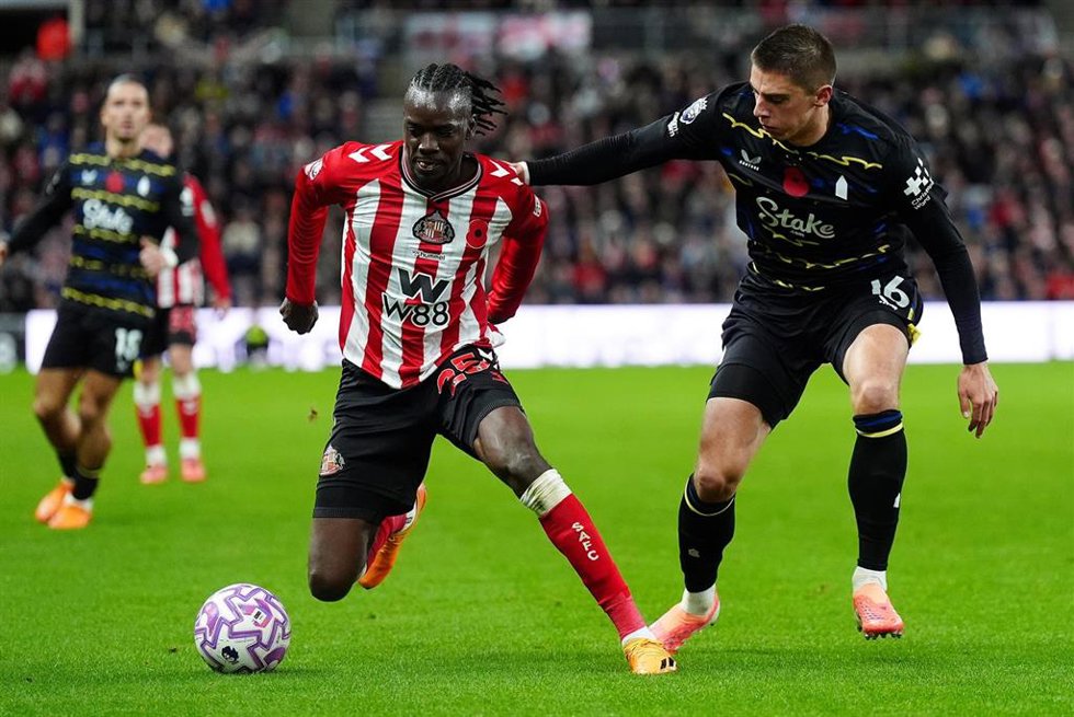 Bertrand Traoré y Vitaliy Mykolenko luchan por el balón durante el partido de la Premier League disputado entre el Sunderland y el Everton en el Stadium of Light