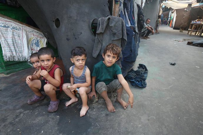 Archivo - Niños palestinos en Deir al Balá, en el centro de la Franja de Gaza, en septiembre de 2024 (archivo)