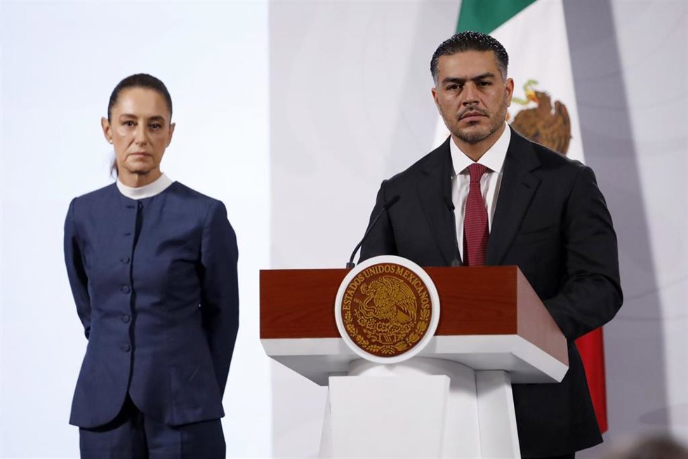 En el centro, el titular de Seguridad, Omar García Harfuch, junto a la presidenta de México, Claudia Sheinbau, durante una rueda de prensa 