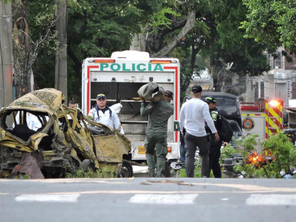 Archivo - Agentes de Policía en Cali, Valle del Cauca, en la escena de un atentado con explosivos el pasado agosto