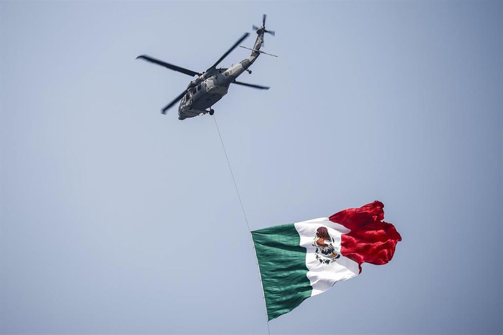 Archivo - México - Un helicóptero porta la bandera mexicana