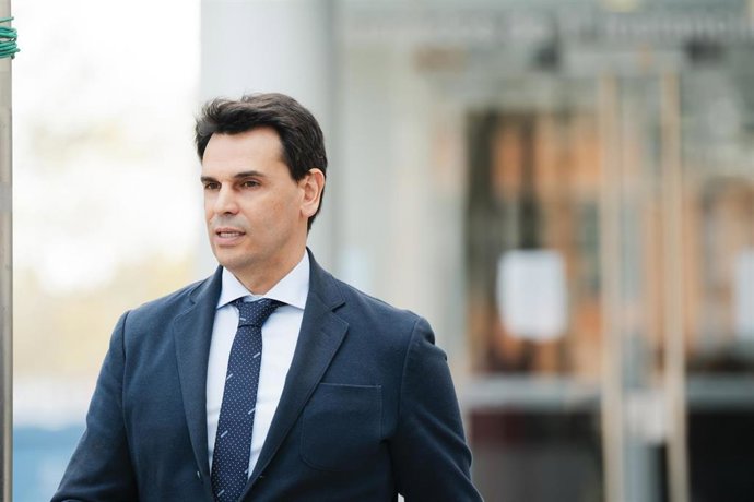 Archivo - La pareja de la presidenta de la Comunidad de Madrid, Alberto González Amador, sale de los Juzgados de Plaza de Castilla tras declarar, a 10 de abril de 2025, en Madrid (España).