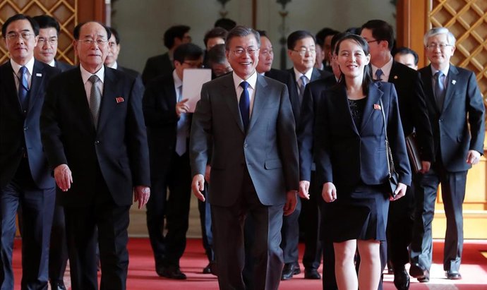Archivo - De izquierda a derecha: Kim Yong Nam, el entonces presidente surcoreano, Moon Jae In, y la hermana del presidente norcoreano, Kim Yo Jong