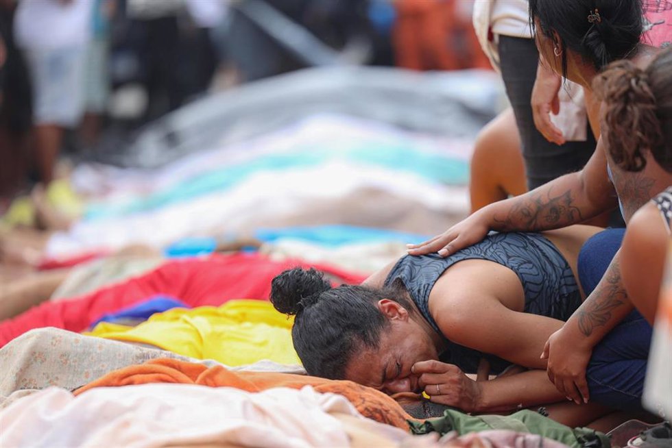 Archivo - Una persona llora ante los cuerpos de las víctimas mortales del operativo de la Policía de Río de Janeiro contra Comando Vermelho que dejó 121 muertos