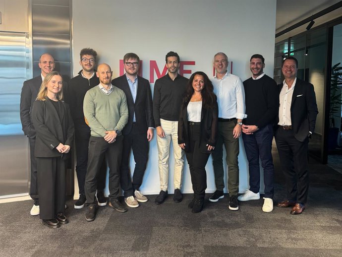 Signing and closing in Baar following the investment by Healthcare Holding Schweiz AG in QUNIQUE GmbH. Pictured (from the left): Florian Angstmann, Stefanie Ast, Moritz Kornherr, Philipp Pielmeier, Gregory Budakov-Shetelya, Fabio Fagagnini, Angelina Hakim