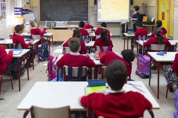 Archivo - Colegio, escuela, aula, primaria, clase, niño, niña, niños, estudiando, estudiar, escribir, escribiendo, deberes, profesor, profesora, profesores