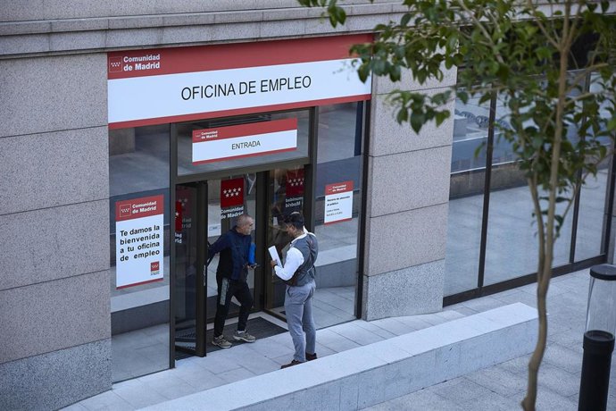 Archivo - Archivo.- Varias personas entran a una oficina del SEPE en Madrid