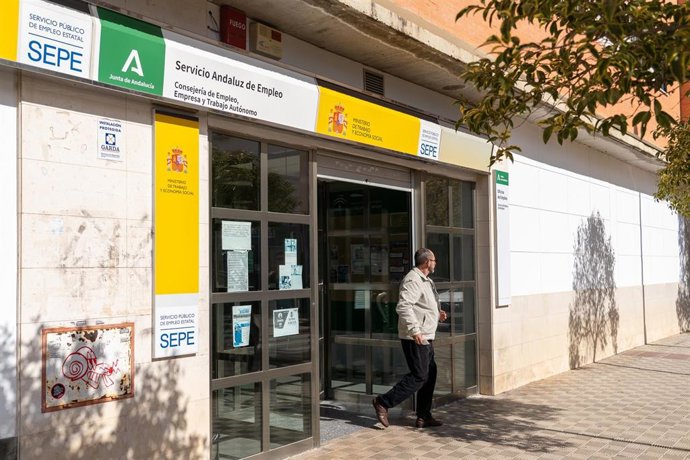 Archivo - Un persona saliendo de una oficina del (SEPE) en imagen de archivo.