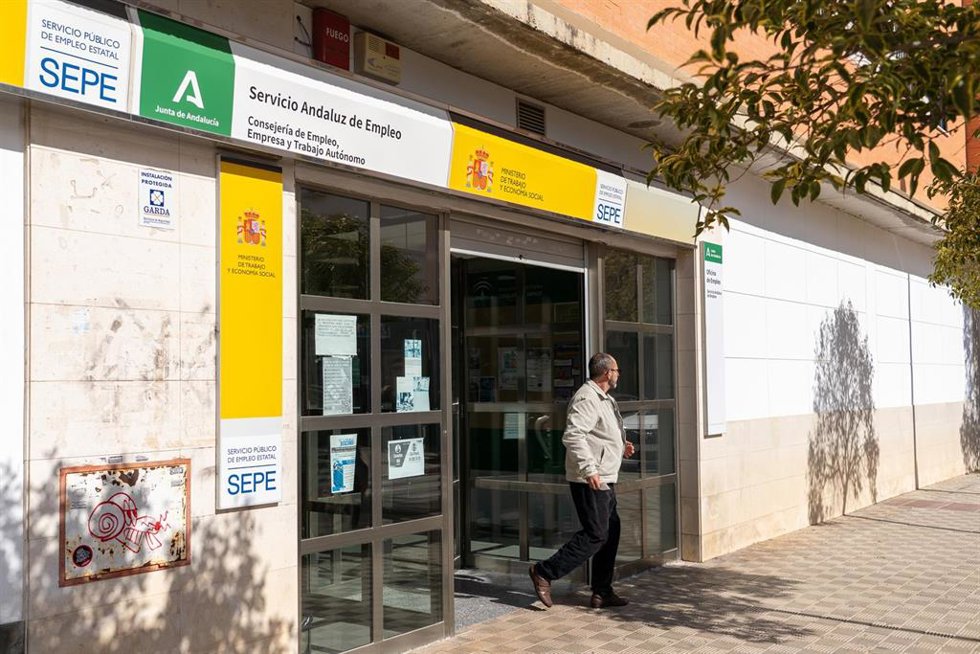 Archivo - Un persona saliendo de una oficina del (SEPE) en imagen de archivo.