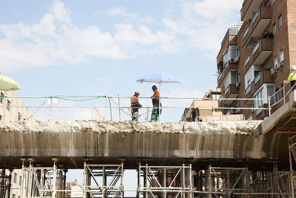 Archivo - Varios albañiles trabajan en una obra
