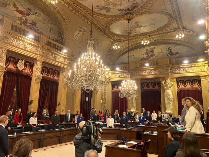 El pleno del Parlament guarda un minuto de silencio por la muerte del exdiputado Joan Robert Masdeu Mayas