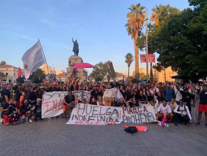 Los socorristas de Baleares se concentran en la plaza España de Palma para reivindicar mejoras laborales.