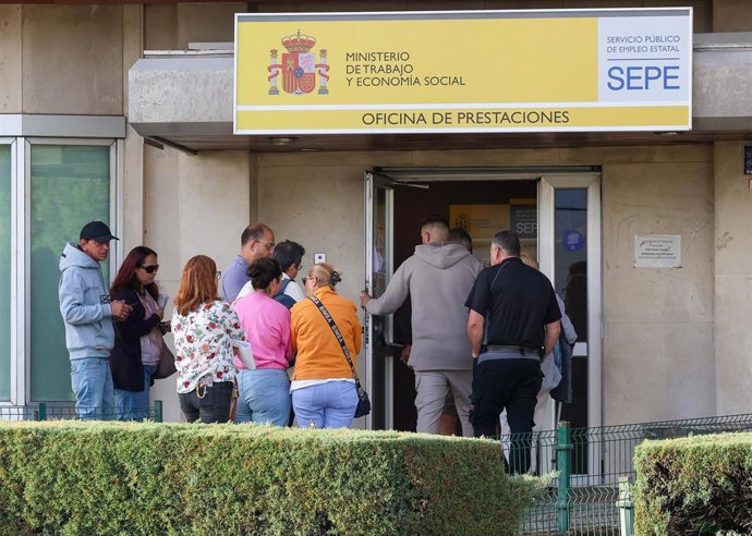 Archivo - Varias personas en la entrada de una oficina del SEPE, a 2 de septiembre de 2025