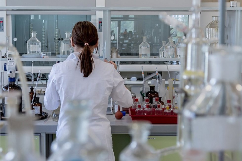 Archivo - Trabajadora en un laboratorio