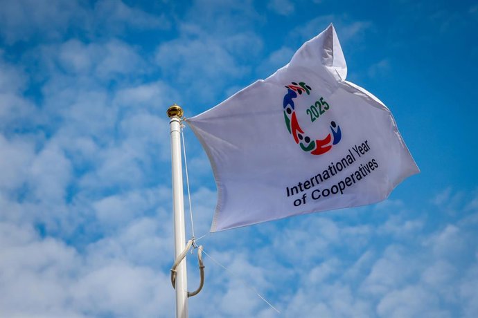 The UN 2025 International Year of Cooperatives (IYC) flag flying against a blue sky. The closing event of the IYC will take place during the second World Summit for Social Development in Doha, Qatar (4-6 November) (Photo: Co-operatives UK / Chris Foster P