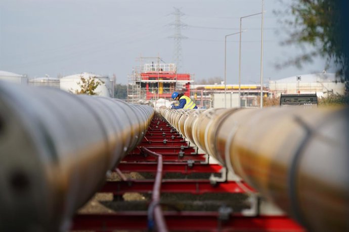 Archivo - FILED - 15 November 2022, Brunsbuettel: A worker assembles gas pipelines for the planned LNG liquefied natural gas floating terminal. Photo: Marcus Brandt/dpa