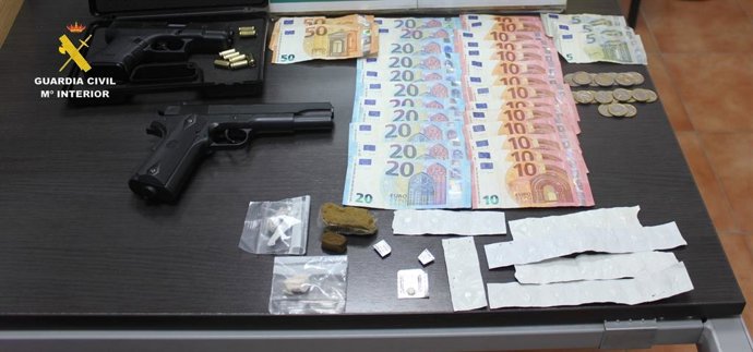 Material intervenido por los agentes en el registro domiciliario de Carmona.