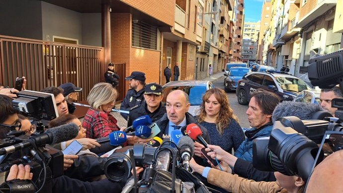 El delegado del Gobierno en Aragón, Fernando Beltrán, atiende a los medios de comunicación en la calle en la que han tenido lugar los hechos.