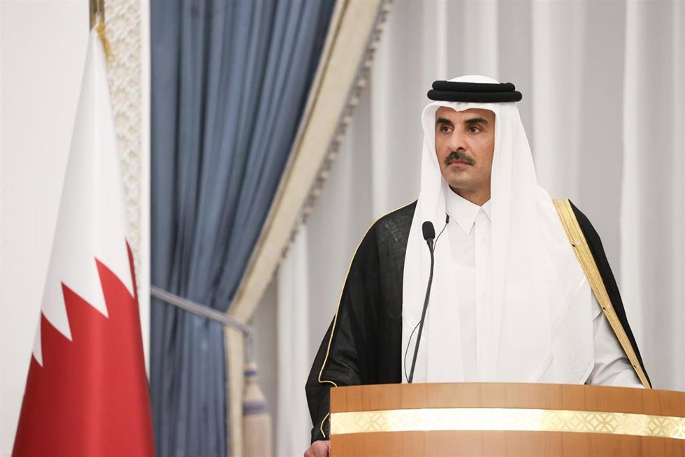 Archivo - El emir de Qatar, Tamim bin Hamad al Thani, durante una rueda de prensa en la capital qatarí, Doha (archivo)