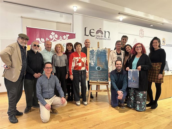 La concejala de Acción y Promoción Cultural del Ayuntamiento de León, Elena Aguado, con Julio Aller y Belén Ordóñez, así como con otros miembros del equipo tras la reunión para ultimar los detalles del estreno.