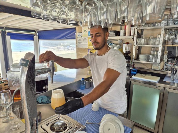 Archivo - Camarero en un chiringuito de Calvià.