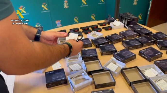 La Guardia Civil interviene 421 'puños americanos' con descaraga eléctrica en San Juan del Puerto (Huelva).