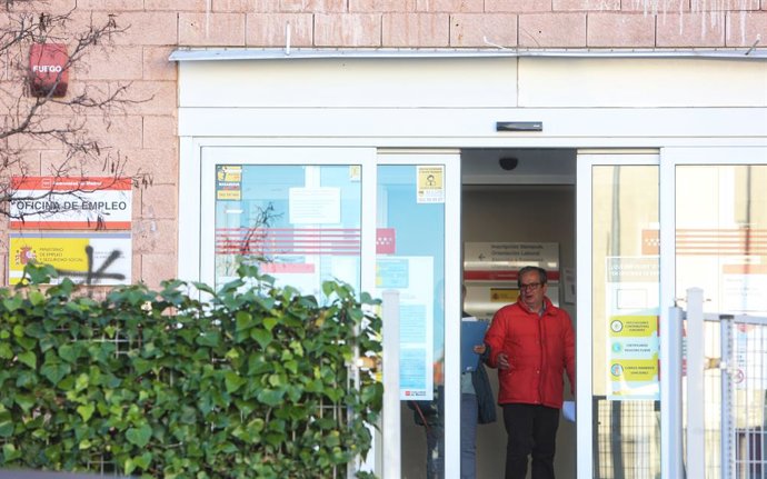 Archivo - Arxiu - Una persona ix de l'oficina del Servici Públic d'Ocupació Estatal (SEPE)