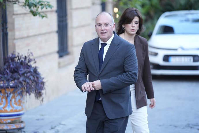 O secretário-geral do PP, Miguel Tellado, em sua chegada ao café da manhã do Forum Europa Tribuna Andalucía, onde apresenta o prefeito de Sevilha, José Luis Sanz. Em 24 de outubro de 2025, em Sevilha (Andaluzia, Espanha). O prefeito de Sevilha, Jos