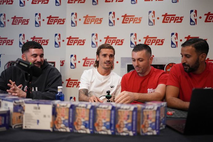 Antoine Griezmann joins the collecting craze with an exclusive Topps NBA Basketball unboxing