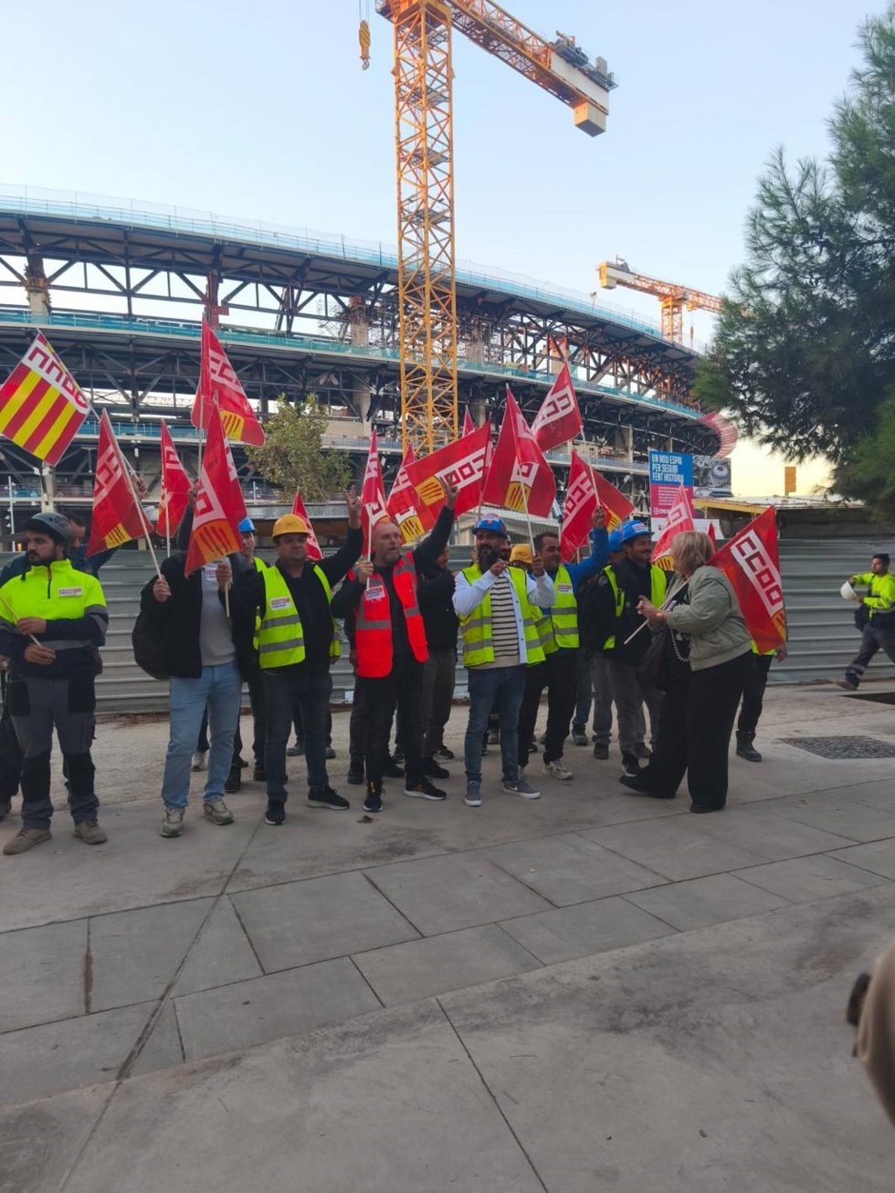 Unas 40 personas se reúnen ante el Camp Nou en contra del despido de obreros en situación irregular